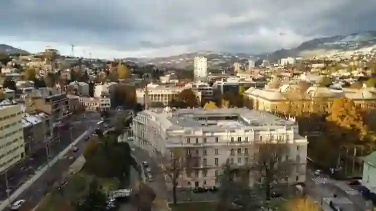 Centar Sarajeva sa modernim poslovnim i stambenim objektima