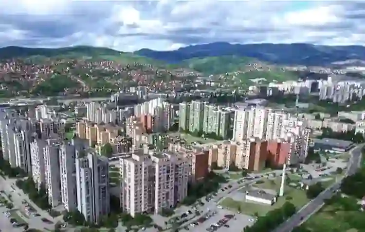 Novi Grad Sarajevo sa karakterističnim neboderima i naseljima